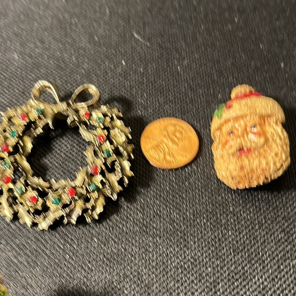 Vintage Christmas assortment-3pr clip on earrings; 1 Santa pin;1 wreath pin - Picture 8 of 8